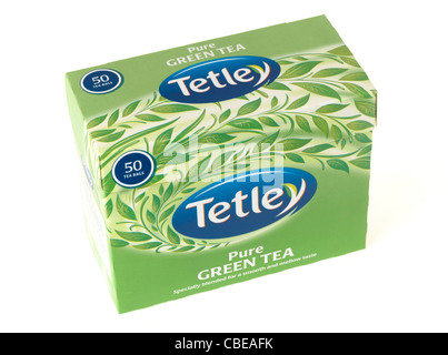 Emballage de marque Tetley Pour une boîte de sachets de thé vert isolé sur un fond blanc avec aucun peuple et un chemin de détourage Banque D'Images