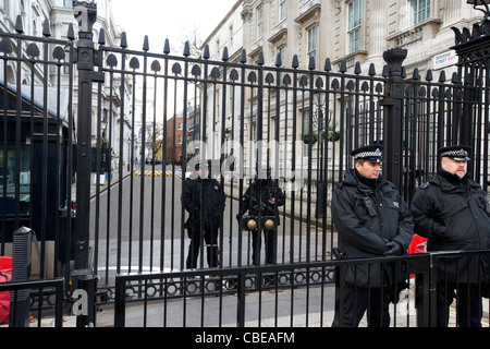 La protection de la police et fermé les grilles de sécurité à l'extérieur de Downing Street sur Whitehall Londres Angleterre Royaume-Uni uk Banque D'Images