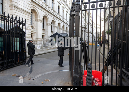 Les agents de protection de la police d'ouvrir les barrières de sécurité à l'extérieur de Downing Street sur Whitehall Londres Angleterre Royaume-Uni uk Banque D'Images