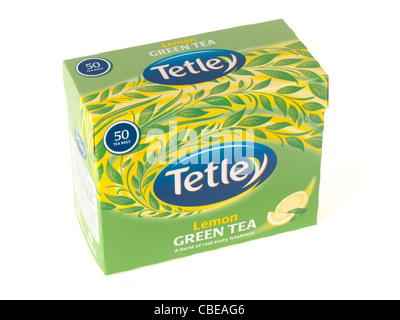 Emballage de marque Tetley Pour une boîte de sachets de thé vert isolé sur un fond blanc avec aucun peuple et un chemin de détourage Banque D'Images