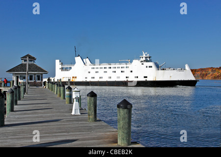 Voiture et approches de traversier Port Jefferson Harbour Long Island NY Banque D'Images