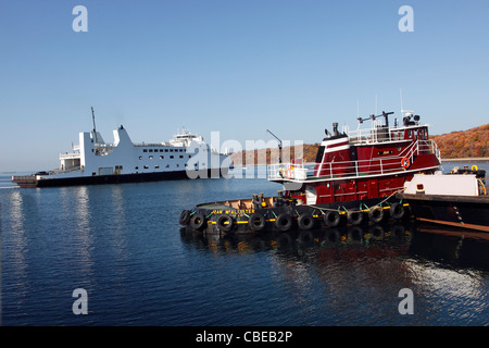 Voiture et de passagers au départ de Port Jefferson Harbour Long Island NY Banque D'Images