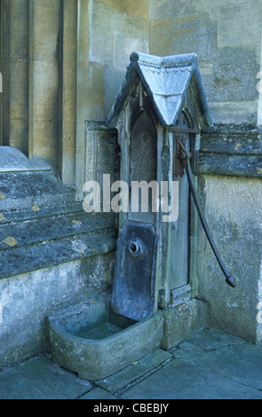 Ancienne pompe à eau dans un cloître, Magdalen College, Oxford, UK Banque D'Images