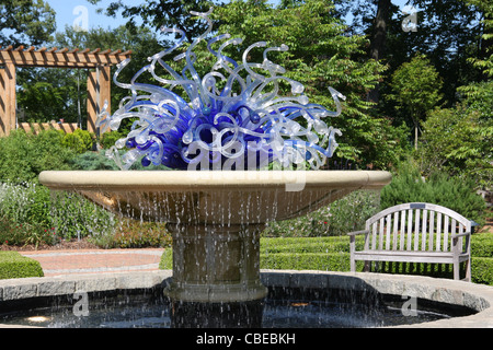 Dale Chihuly verre soufflé art à Atlanta Botanical Garden - arrangement de fleurs bleu avec fontaine de table circulaire Banque D'Images