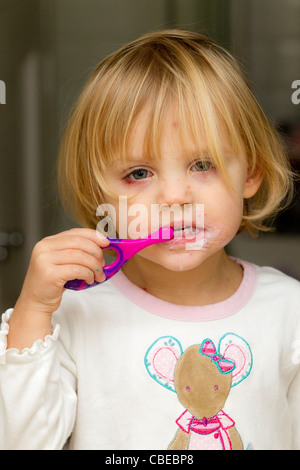 Triste à la petite fille avec la varicelle nettoyer ses dents. Banque D'Images