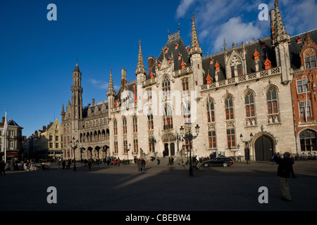 Cour provinciale et bureau de poste de la Grand-Place de Bruges, Flandre occidentale, Belgique Banque D'Images