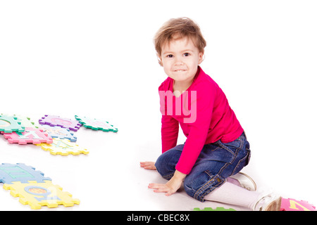 Peu cute girl problèmes puzzle alphabet sur fond blanc Banque D'Images