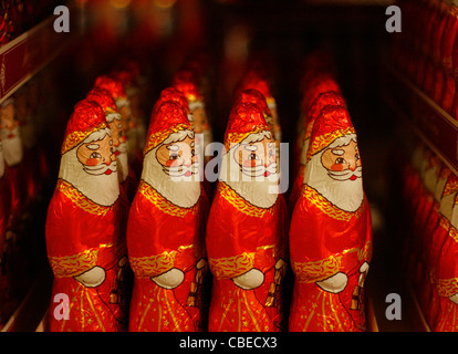 Les chiffres du Père Noël chocolat affiché dans un supermarché. Banque D'Images