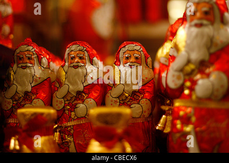 Les chiffres du Père Noël chocolat affiché dans un supermarché. Banque D'Images