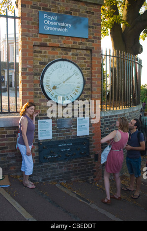 Les gens à l'heure horloge 24 berger porte à l'extérieur de l'Observatoire Royal de Greenwich borough Museum London England UK Europe Banque D'Images