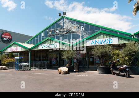 Une branche de Baobab, une chaîne française de jardineries, à l'extérieur de la ville de Béziers dans le sud de la France. Banque D'Images