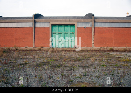 La porte de l'entrepôt vert dans le port d'Anvers port/Belgique et du mur. Banque D'Images