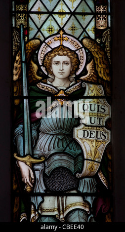 Vitrail Saint Michael, All Saints Church, flore, Northamptonshire, Angleterre, ROYAUME-UNI Banque D'Images