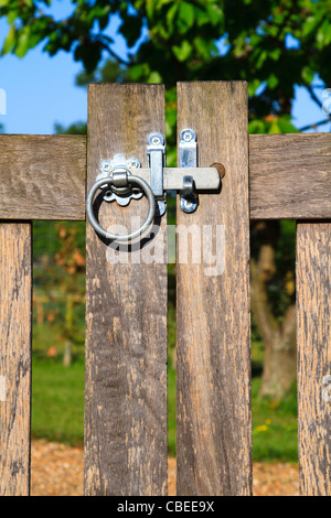 Porte en bois verrouillée dans l'Angleterre rurale sur une journée ensoleillée Banque D'Images