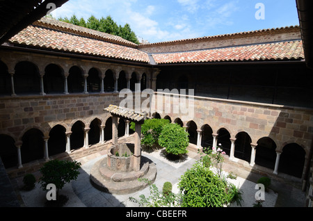 C12ème cloître romane et puits Cathédrale Saint-Léonard de Fréjus Or Cathédrale de Fréjus Var Provence France Banque D'Images