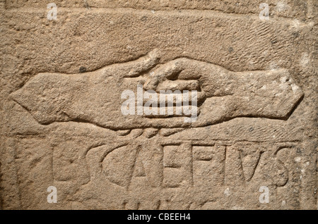 Tombeau de couple romain, mains tremblantes symbolisent Fidelity, tombeau romain ou sarcophage (c1-2ndAD) découvert près de Fréjus en 1836 France Banque D'Images