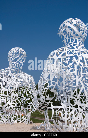 Jaume Plensa Sculpture, deux personnages assis formé à partir d'un maillage de lettres blanches, Yorkshire Sculpture Park, Royaume-Uni Banque D'Images