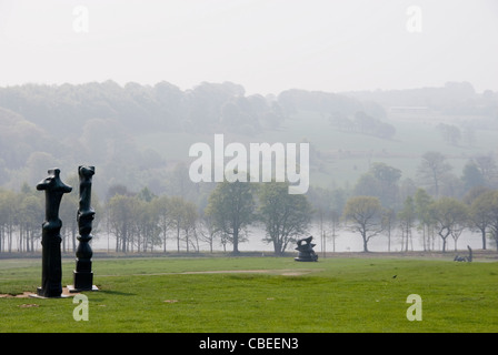 Henry Moore Sculptures en milieu de Bretton Hall Estate Park Land, Yorkshire Sculpture Park, Royaume-Uni Banque D'Images