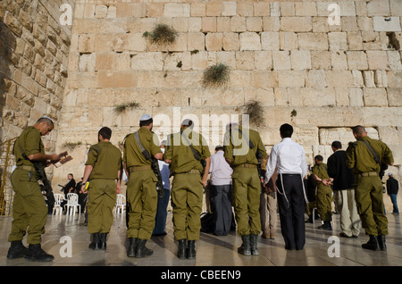 Des soldats israéliens priant au Mur occidental. Vieille ville de Jérusalem. Israël. Banque D'Images