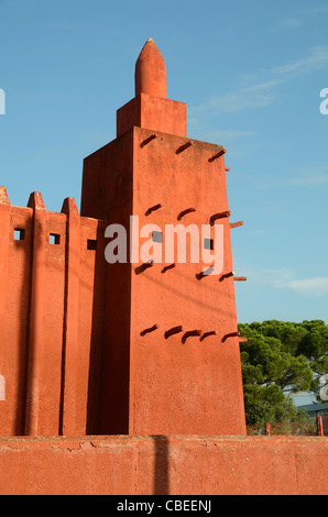 Tour d'angle de la mosquée Missiri soudanais ou Mosquée (1930) Paris, France. Basée sur la Grande Mosquée de Djenné, Mali Banque D'Images