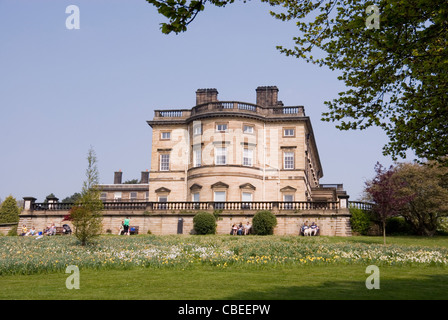 Bretton Hall et les personnes bénéficiant de la succession de jardins, Yorkshire Sculpture Park, Royaume-Uni Banque D'Images