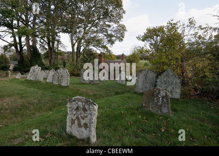 Des pierres tombales dans le cimetière de St James Church à Cardington, Shropshire, Angleterre. Banque D'Images