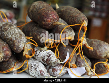 Image du français les saucisses sur une étagère dans une boucherie. Banque D'Images