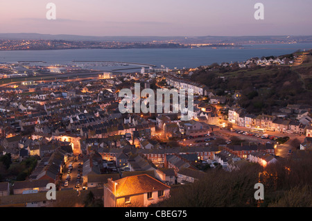 Une vue sur les lampadaires et toits de Fortuneswell sur l'Île de Portland, dans le Dorset. Dans la distance peut être vu du port de Portland et Weymouth Banque D'Images