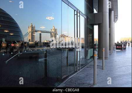 Tower Bridge se refléter dans les fonctions le plus London Riverside, en Angleterre, Royaume-Uni Banque D'Images