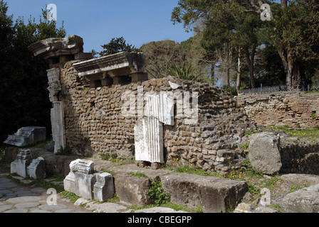 L'Italie. Ostia Antica. Porte romaine (Porta Romana). Appartient à des murs de la ville. 1er siècle avant JC. Dans la Via Ostiensis. Banque D'Images