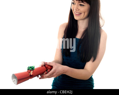 Young woman holding christmas cracker modèle publié.