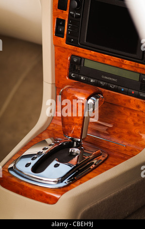 L'intérieur d'une voiture Skoda. Se concentrant sur la console centrale avec le levier de boîte automatique bien visibles. Banque D'Images