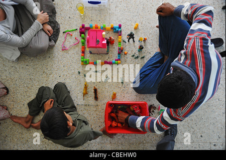 Les familles palestiniennes traumatisés par la venue de l'. colons israéliens, cette famille est en train de construire Jérusalem avec des jouets et des legos Banque D'Images