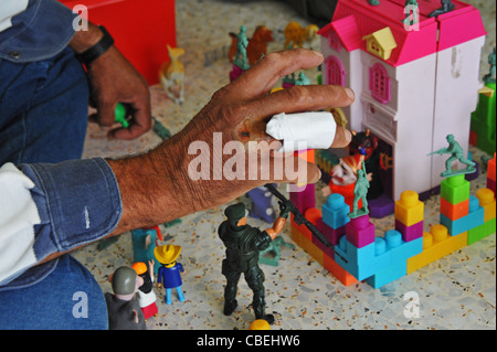 Les familles palestiniennes traumatisés par la venue de l'. colons israéliens, cette famille est en train de construire Jérusalem avec des jouets et des legos Banque D'Images