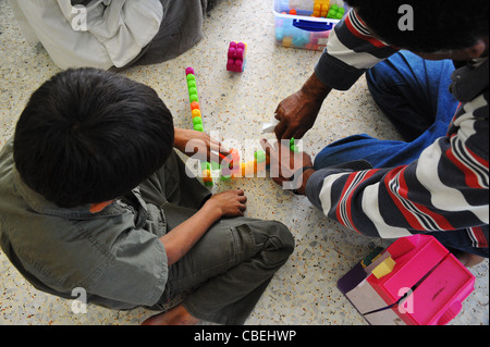 Les familles palestiniennes traumatisés par la venue de l'. colons israéliens, cette famille est en train de construire Jérusalem avec des jouets et des legos Banque D'Images