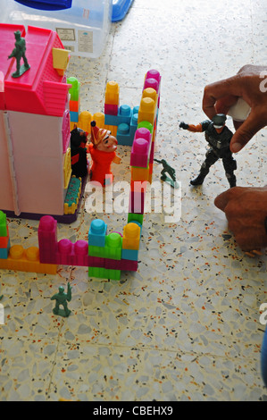 Les familles palestiniennes traumatisés par la venue de l'. colons israéliens, cette famille est en train de construire Jérusalem avec des jouets et des legos Banque D'Images