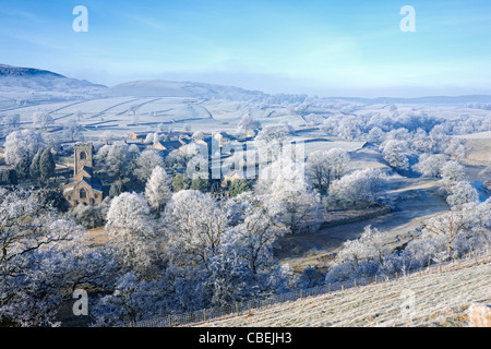 Le village de Tonbridge dans le Yorkshire Dales avec une forte gelée blanche. Banque D'Images