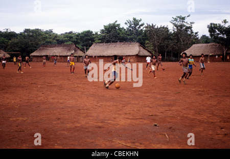 Un Ukre-village, au Brésil. Match de football dans un village des Indiens Kayapó, regardant à travers l'objectif ; zone indigène du Xingu, Etat de Para. Banque D'Images