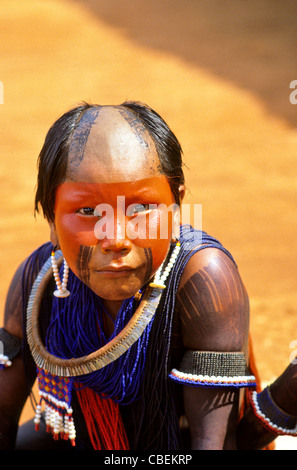 Un Ukre-village, au Brésil. Enfant Kayapo rouge et noir avec le visage et le corps de la peinture ; zone indigène du Xingu, Etat de Para. Banque D'Images