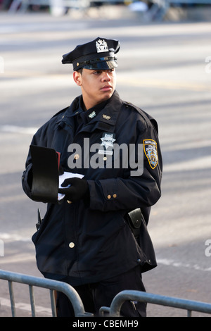 Un agent de police auxiliaire de la police prend des notes pendant l'exercice de ses fonctions lors d'un défilé dans la ville de New York. Banque D'Images