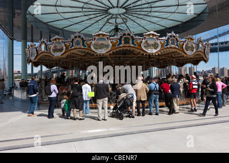 Les gens visitez la ville historique de Jane's Carousel à Brooklyn Bridge Park dans la section de DUMBO Brooklyn à New York. Banque D'Images