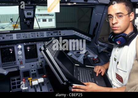 Sao Paulo, Brésil. Ordinateur portable Compaq avec technicien contrôle les fonctions de pilotage d'un nouvel appareil à l'usine d'Embraer. Banque D'Images