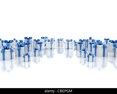 Boîtes cadeaux ruban bleu sur fond blanc Banque D'Images
