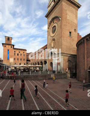 L'Italie, Lombardie, Mantova, Piazza delle Erbe, le Palazzo Broletto, Tour de l'horloge, Banque D'Images