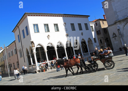 Loggia, café et café, Tito, carrés, Koper Capodistria, Primorska, la Slovénie, l'Istrie, Balkans, Mer Adriatique, de l'Europe Banque D'Images