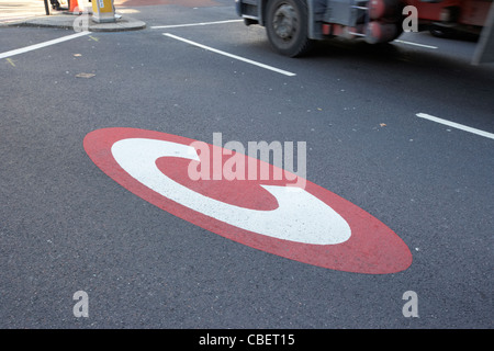 Congestion charge panneau sur la route dans le centre de Londres Angleterre Royaume-Uni Royaume-Uni Banque D'Images
