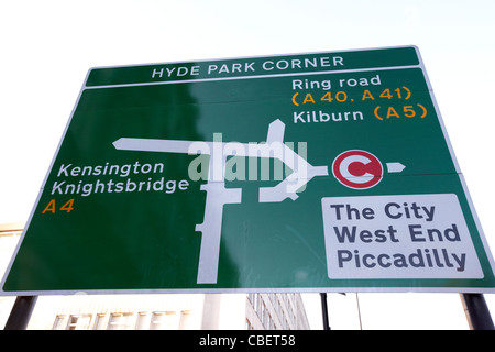 Hyde Park corner roadsign montrant congestion charge zone entrée sign in central London England uk united kingdom Banque D'Images