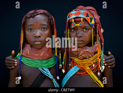 Les jeunes filles Mwila avec le Vikeka boue traditionnel Collier, Angola Banque D'Images