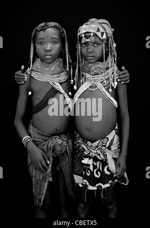 Les jeunes filles Mwila avec le Vikeka boue traditionnel Collier, Angola Banque D'Images