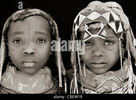 Les jeunes filles Mwila avec le Vikeka boue traditionnel Collier, Angola Banque D'Images